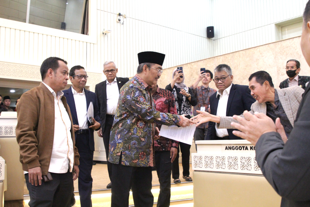 Komisi II DPR menggelar RDPU dengan Pakar Hukum Tata Negara bahas Revisi UU Pemilu (Ashar/SinPo.id)
