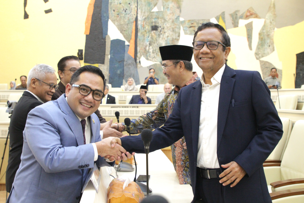 Komisi II DPR menggelar RDPU dengan Pakar Hukum Tata Negara bahas Revisi UU Pemilu (Ashar/SinPo.id)