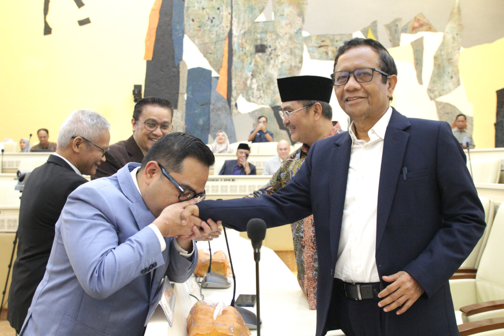 Komisi II DPR menggelar RDPU dengan Pakar Hukum Tata Negara bahas Revisi UU Pemilu (Ashar/SinPo.id)