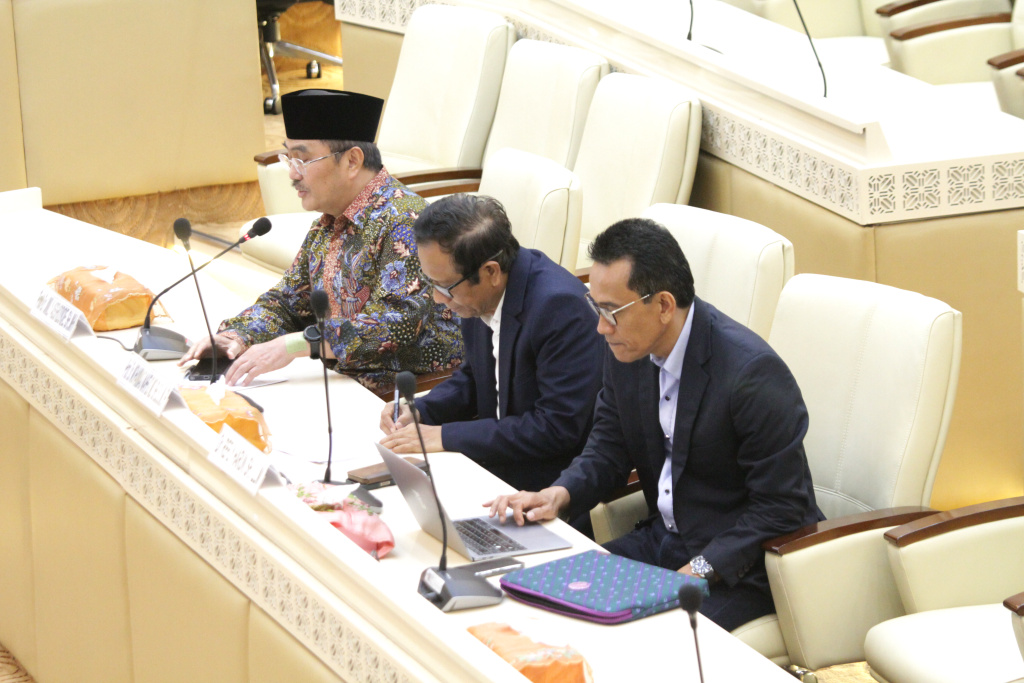 Komisi II DPR menggelar RDPU dengan Pakar Hukum Tata Negara bahas Revisi UU Pemilu (Ashar/SinPo.id)