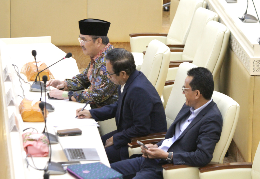 Komisi II DPR menggelar RDPU dengan Pakar Hukum Tata Negara bahas Revisi UU Pemilu (Ashar/SinPo.id)