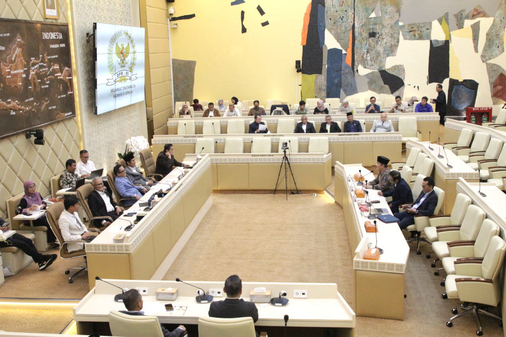 Komisi II DPR menggelar RDPU dengan Pakar Hukum Tata Negara bahas Revisi UU Pemilu (Ashar/SinPo.id)