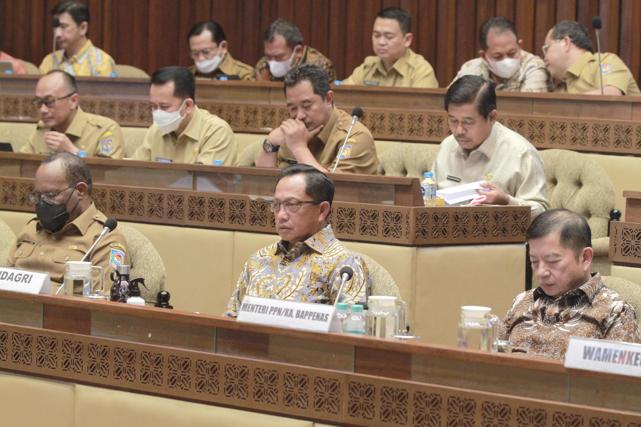 Komisi II DPR Raker bersama Mendagri, Menkeu, Bapenas dan Menkumham (Ashar/SinPo.id)