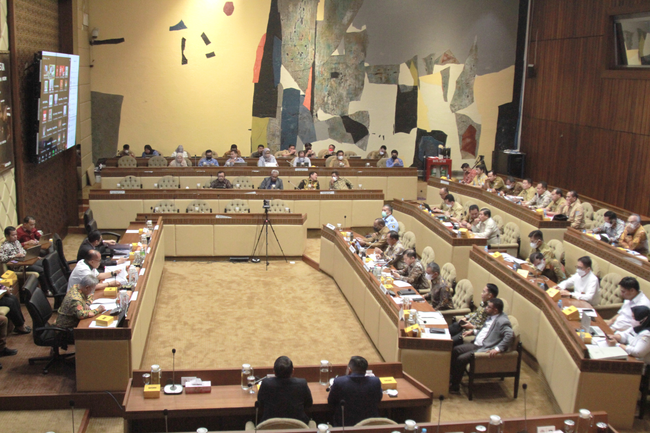 Komisi II DPR Raker bersama Mendagri, Menkeu, Bapenas dan Menkumham (Ashar/SinPo.id)