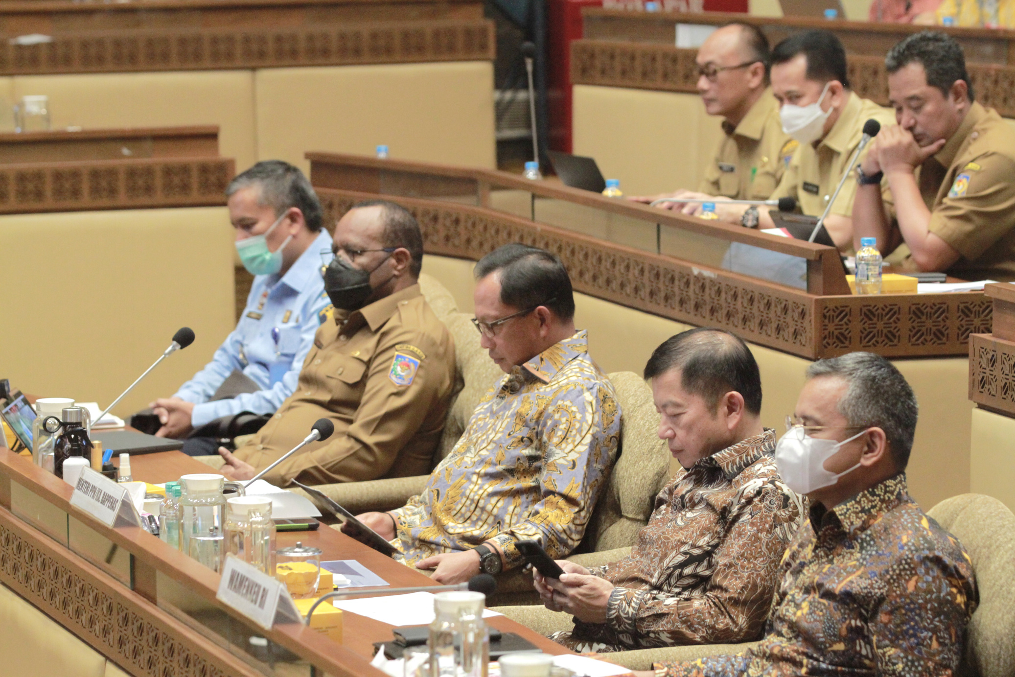 Komisi II DPR Raker bersama Mendagri, Menkeu, Bapenas dan Menkumham (Ashar/SinPo.id)