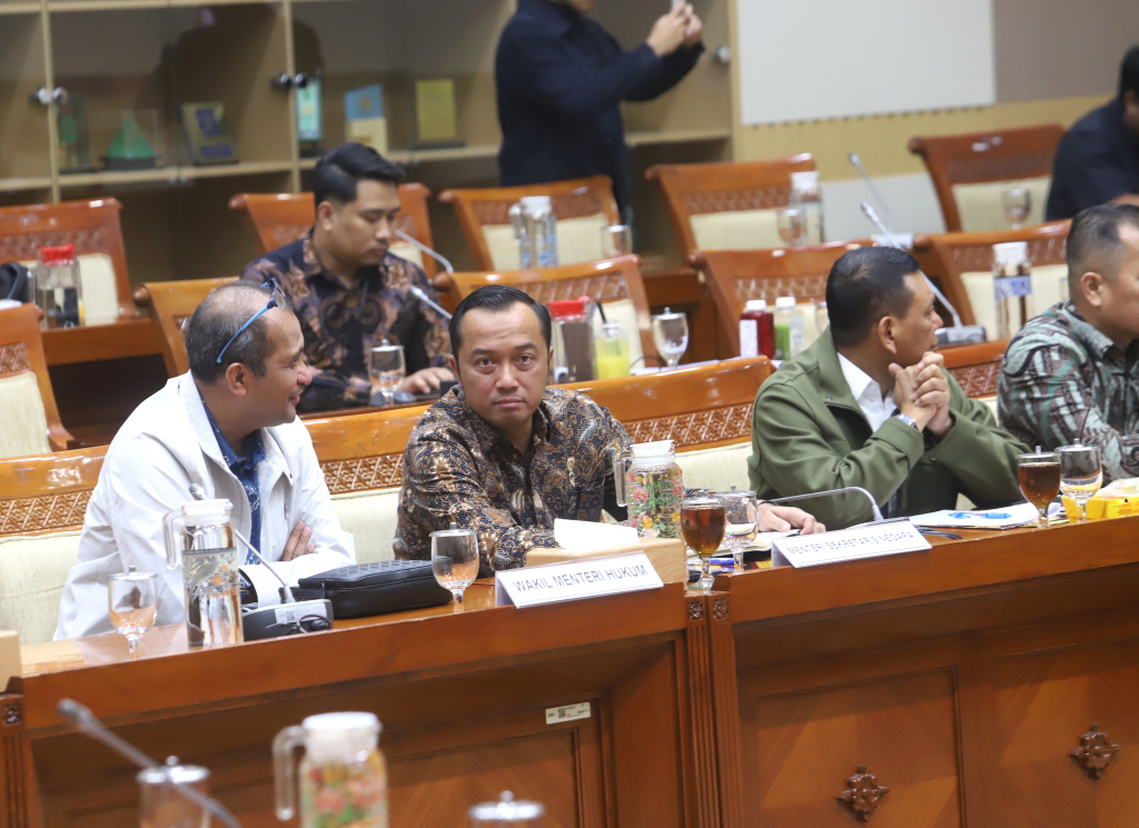 Komisi III DPR dan Mensesneg serta Wamenkum menyetujui lewat penandatangan berita acara tingkat I RUU KUHAP (Ashar/SinPo.id)