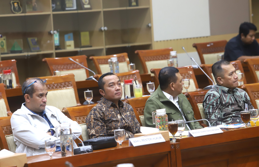 Komisi III DPR dan Mensesneg serta Wamenkum menyetujui lewat penandatangan berita acara tingkat I RUU KUHAP (Ashar/SinPo.id)