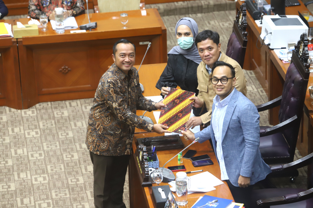 Komisi III DPR dan Mensesneg serta Wamenkum menyetujui lewat penandatangan berita acara tingkat I RUU KUHAP (Ashar/SinPo.id)