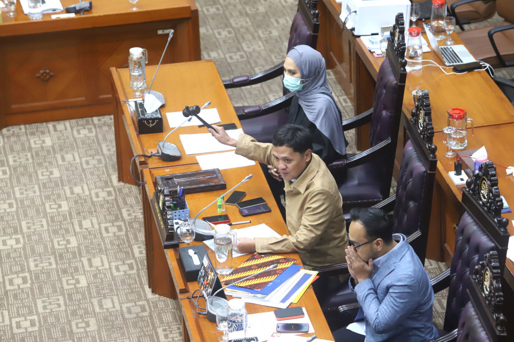 Komisi III DPR dan Mensesneg serta Wamenkum menyetujui lewat penandatangan berita acara tingkat I RUU KUHAP (Ashar/SinPo.id)