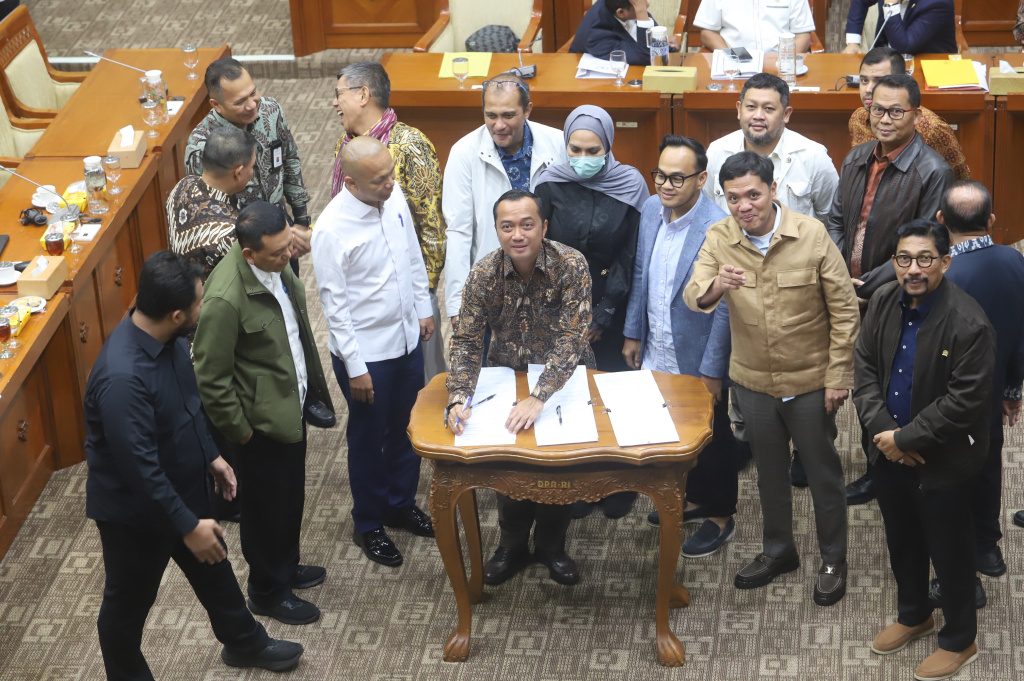 Komisi III DPR dan Mensesneg serta Wamenkum menyetujui lewat penandatangan berita acara tingkat I RUU KUHAP (Ashar/SinPo.id)