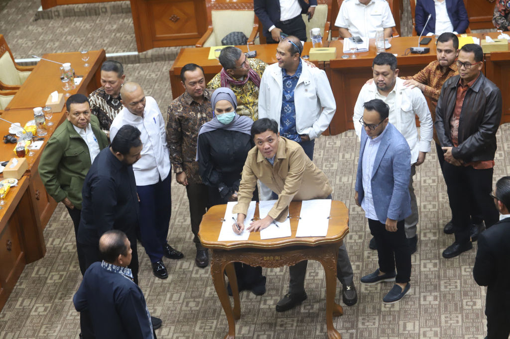 Komisi III DPR dan Mensesneg serta Wamenkum menyetujui lewat penandatangan berita acara tingkat I RUU KUHAP (Ashar/SinPo.id)