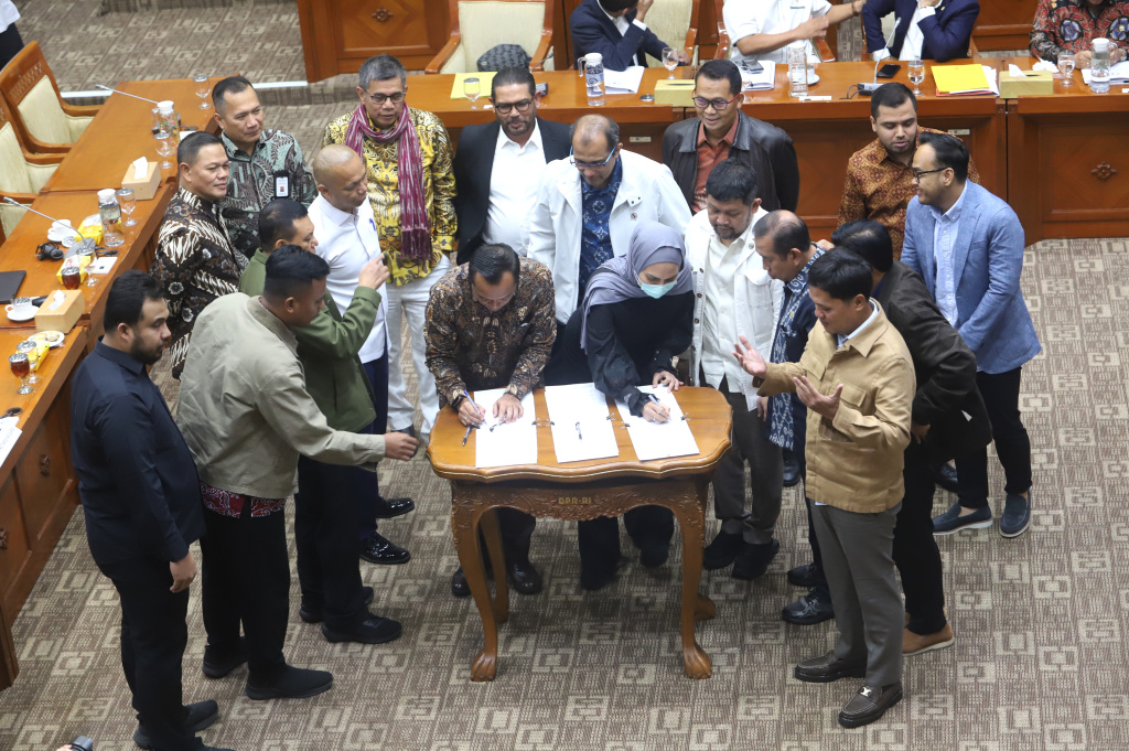 Komisi III DPR dan Mensesneg serta Wamenkum menyetujui lewat penandatangan berita acara tingkat I RUU KUHAP (Ashar/SinPo.id)