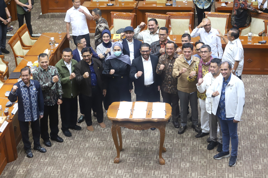 Komisi III DPR dan Mensesneg serta Wamenkum menyetujui lewat penandatangan berita acara tingkat I RUU KUHAP (Ashar/SinPo.id)