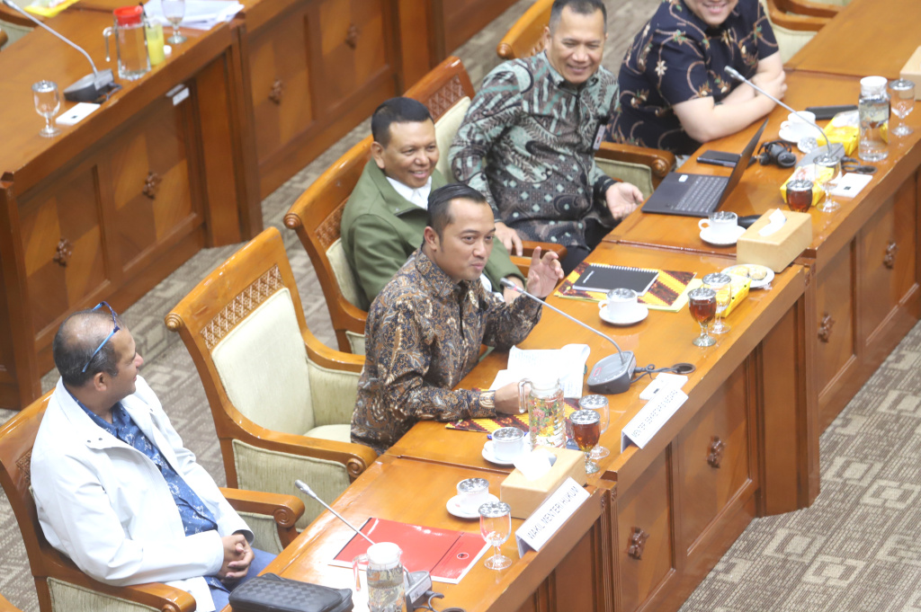 Komisi III DPR dan Mensesneg serta Wamenkum menyetujui lewat penandatangan berita acara tingkat I RUU KUHAP (Ashar/SinPo.id)