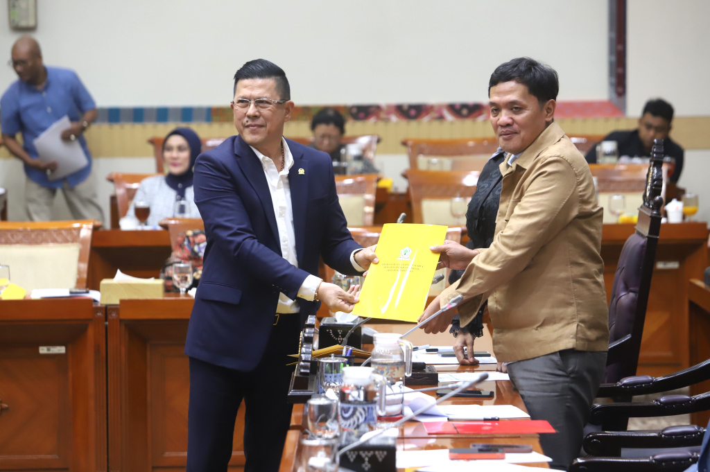 Komisi III DPR dan Mensesneg serta Wamenkum menyetujui lewat penandatangan berita acara tingkat I RUU KUHAP (Ashar/SinPo.id)