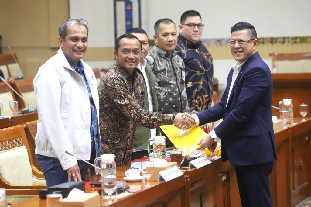 Komisi III DPR dan Mensesneg serta Wamenkum menyetujui lewat penandatangan berita acara tingkat I RUU KUHAP (Ashar/SinPo.id)