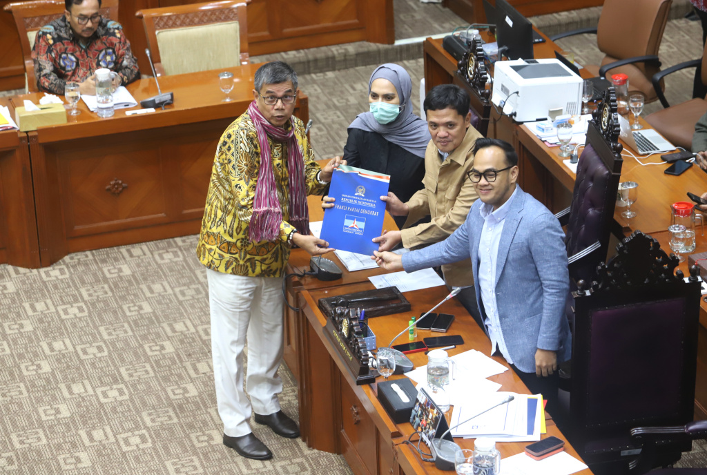 Komisi III DPR dan Mensesneg serta Wamenkum menyetujui lewat penandatangan berita acara tingkat I RUU KUHAP (Ashar/SinPo.id)