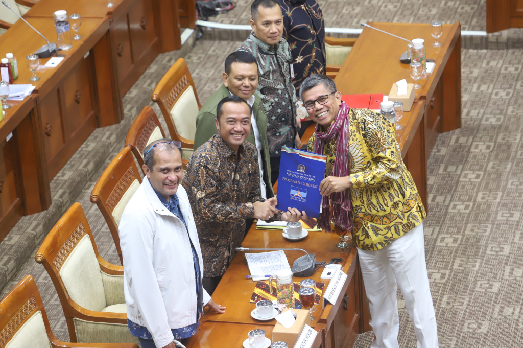 Komisi III DPR dan Mensesneg serta Wamenkum menyetujui lewat penandatangan berita acara tingkat I RUU KUHAP (Ashar/SinPo.id)