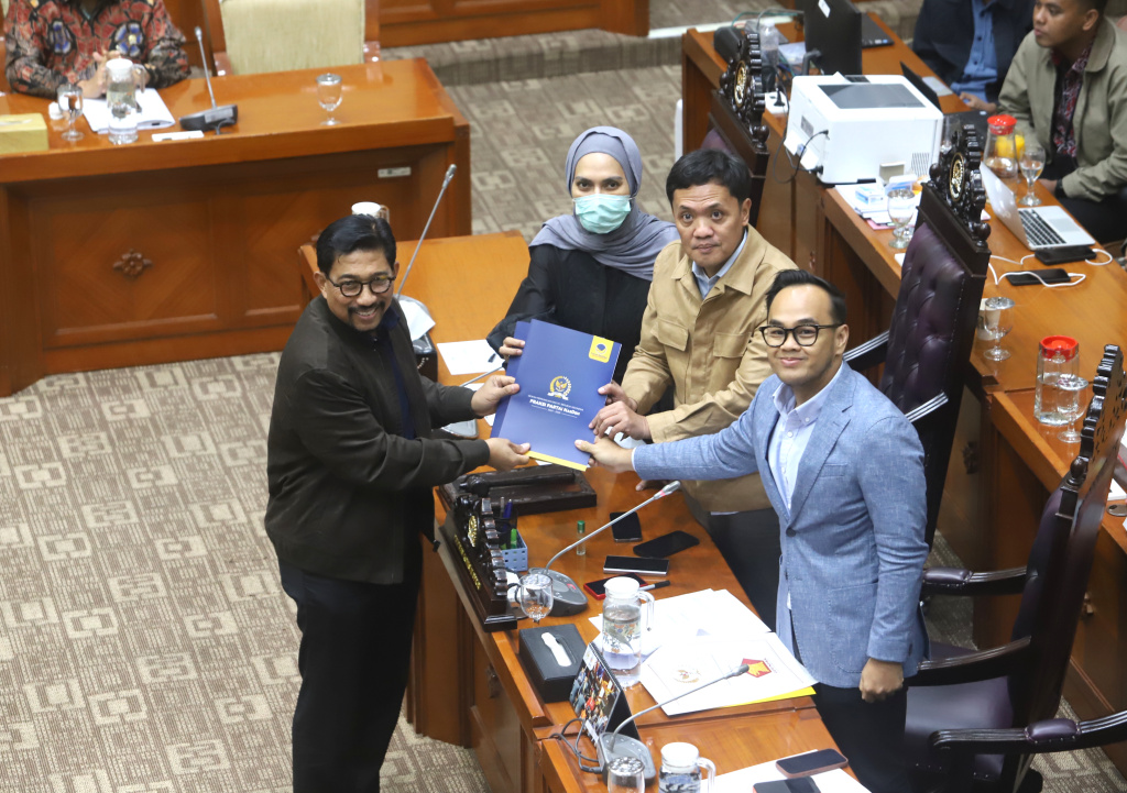 Komisi III DPR dan Mensesneg serta Wamenkum menyetujui lewat penandatangan berita acara tingkat I RUU KUHAP (Ashar/SinPo.id)