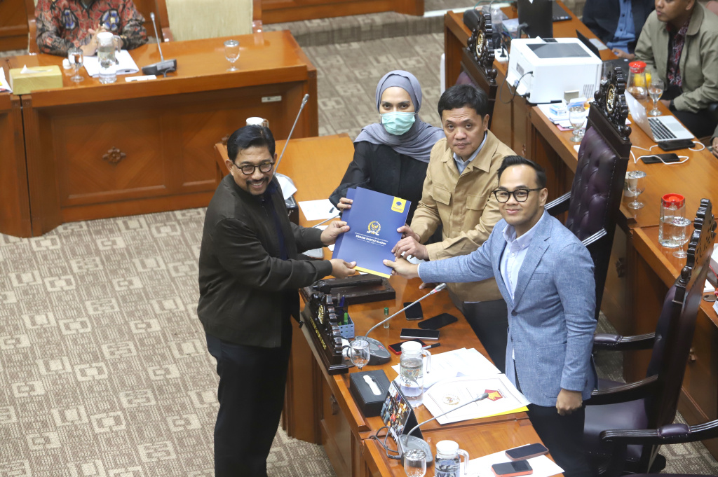 Komisi III DPR dan Mensesneg serta Wamenkum menyetujui lewat penandatangan berita acara tingkat I RUU KUHAP (Ashar/SinPo.id)