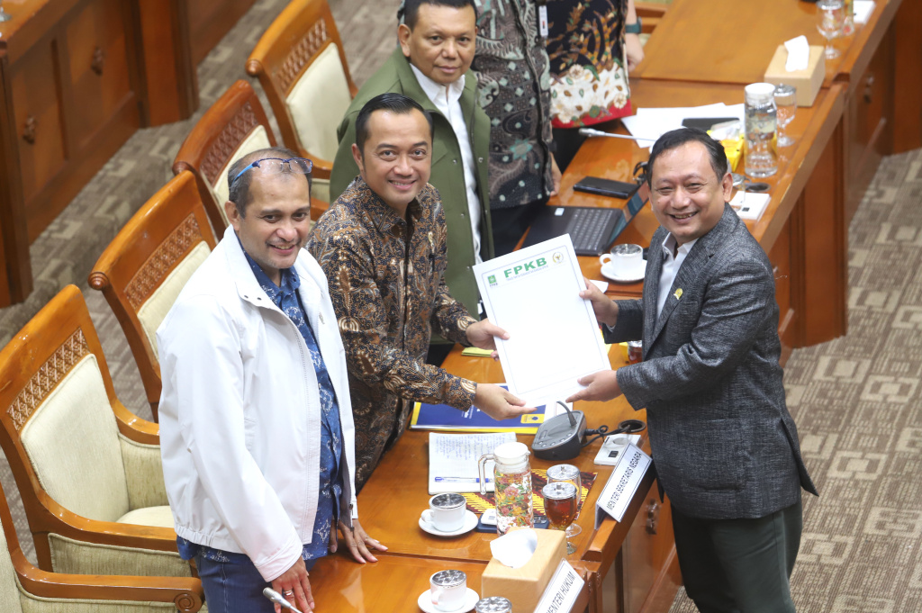 Komisi III DPR dan Mensesneg serta Wamenkum menyetujui lewat penandatangan berita acara tingkat I RUU KUHAP (Ashar/SinPo.id)