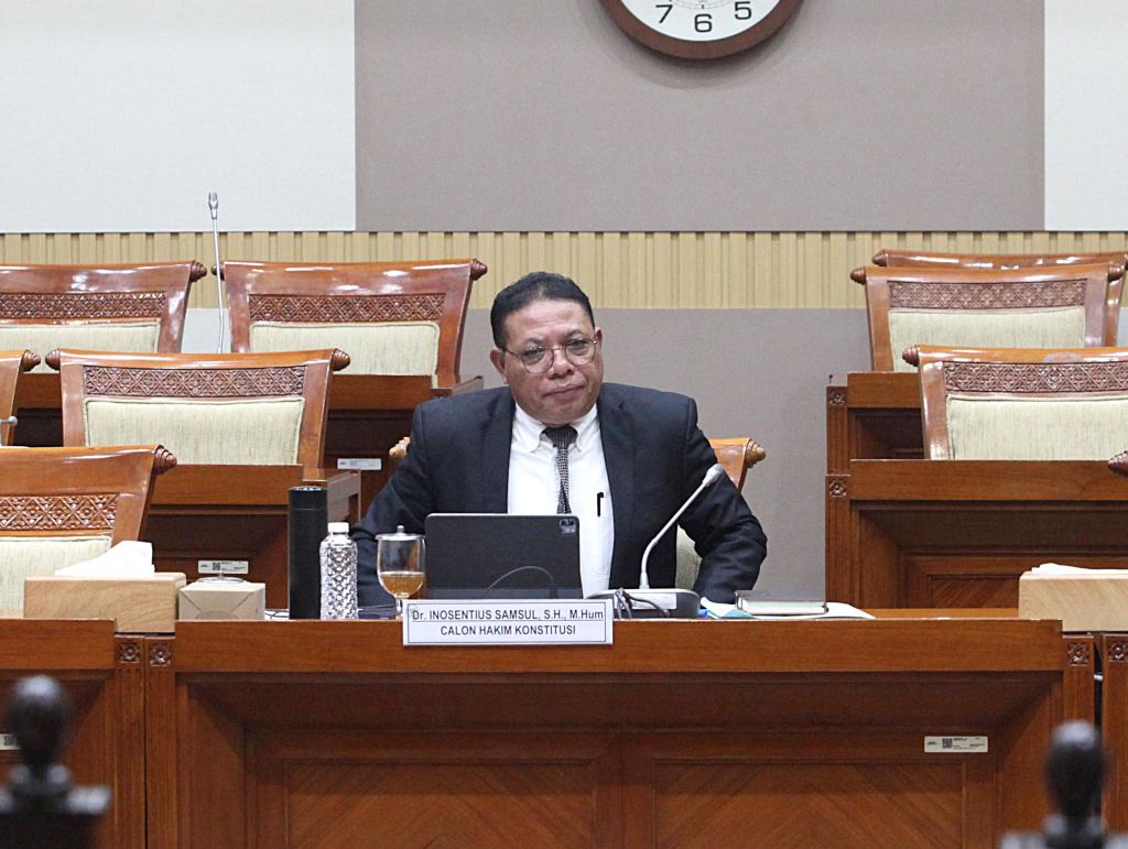 Komisi III DPR gelar fit and proper test Calon Hakim Konstitusi Inosentius Samsul (Ashar/SinPo.id)