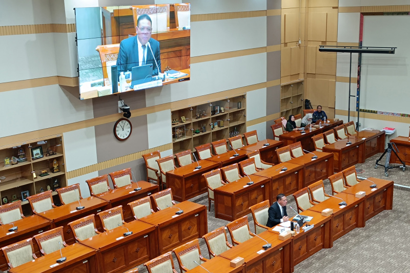 Komisi III DPR gelar fit and proper test Calon Hakim Konstitusi Inosentius Samsul (Ashar/SinPo.id)