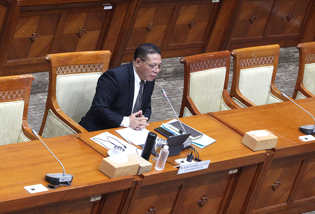 Komisi III DPR gelar fit and proper test Calon Hakim Konstitusi Inosentius Samsul (Ashar/SinPo.id)