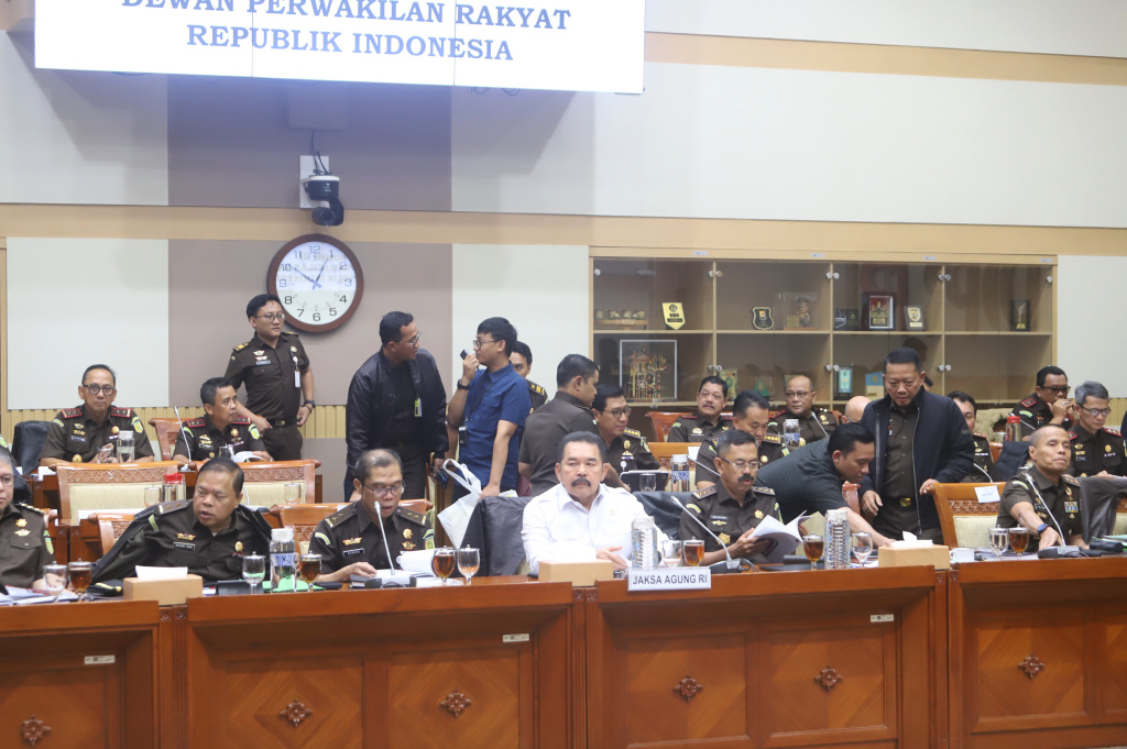 Komisi III DPR menggelar raker dengan Jaksa Agung ST Burhanuddin membahas evaluasi kerja 2025 dan rencana kerja pada 2026 (Ashar/SinPo.id)