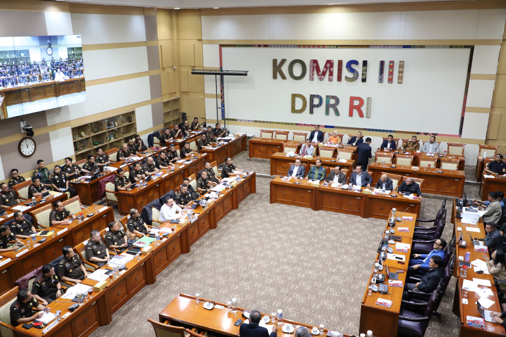 Komisi III DPR menggelar raker dengan Jaksa Agung ST Burhanuddin membahas evaluasi kerja 2025 dan rencana kerja pada 2026 (Ashar/SinPo.id)