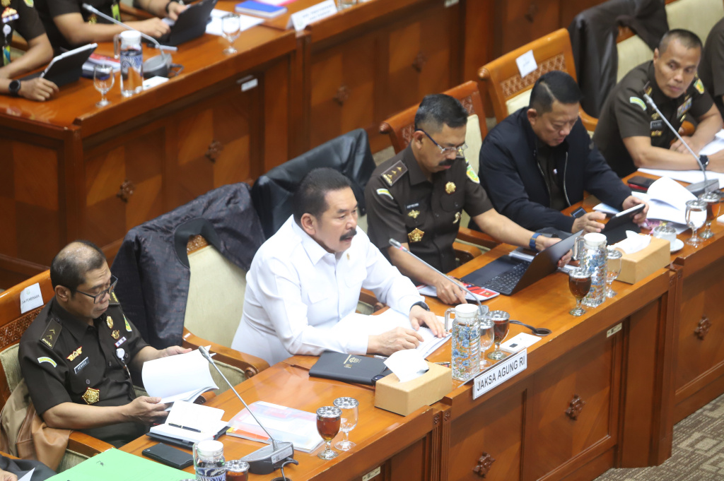 Komisi III DPR menggelar raker dengan Jaksa Agung ST Burhanuddin membahas evaluasi kerja 2025 dan rencana kerja pada 2026 (Ashar/SinPo.id)