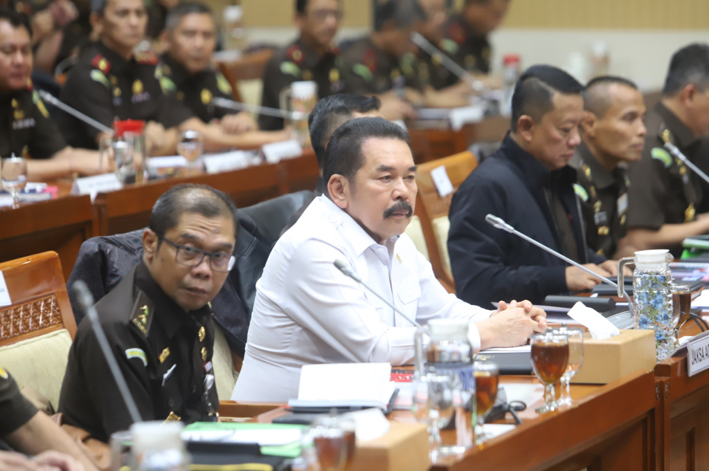 Komisi III DPR menggelar raker dengan Jaksa Agung ST Burhanuddin membahas evaluasi kerja 2025 dan rencana kerja pada 2026 (Ashar/SinPo.id)