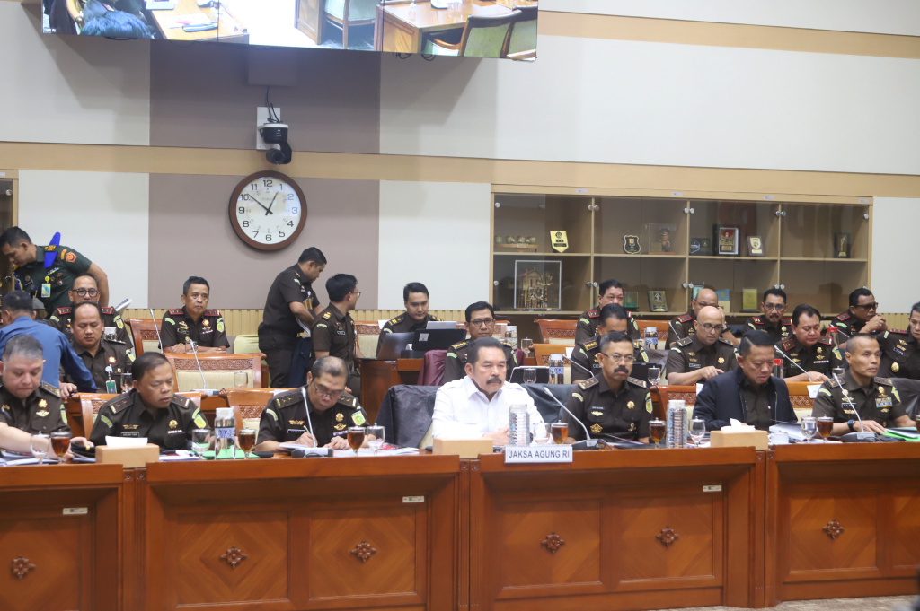 Komisi III DPR menggelar raker dengan Jaksa Agung ST Burhanuddin membahas evaluasi kerja 2025 dan rencana kerja pada 2026 (Ashar/SinPo.id)