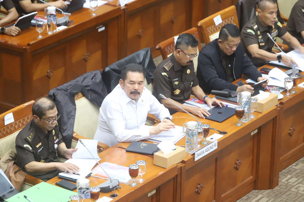 Komisi III DPR menggelar raker dengan Jaksa Agung ST Burhanuddin membahas evaluasi kerja 2025 dan rencana kerja pada 2026 (Ashar/SinPo.id)