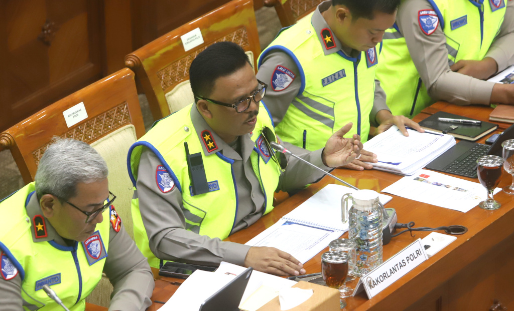Komisi III DPR menggelar raker dengan Kakorlantas Polri Irjen Pol Agus Suryonugroho membahas persiapan pengaturan lalu lintas Nataru (Ashar/SinPo.id)