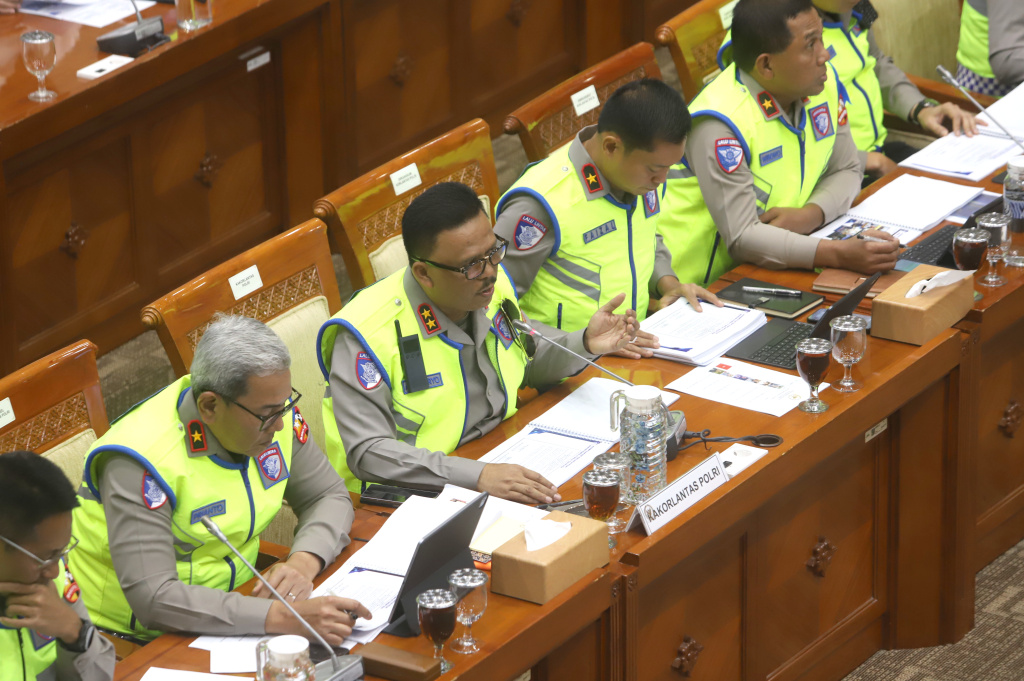 Komisi III DPR menggelar raker dengan Kakorlantas Polri Irjen Pol Agus Suryonugroho membahas persiapan pengaturan lalu lintas Nataru (Ashar/SinPo.id)