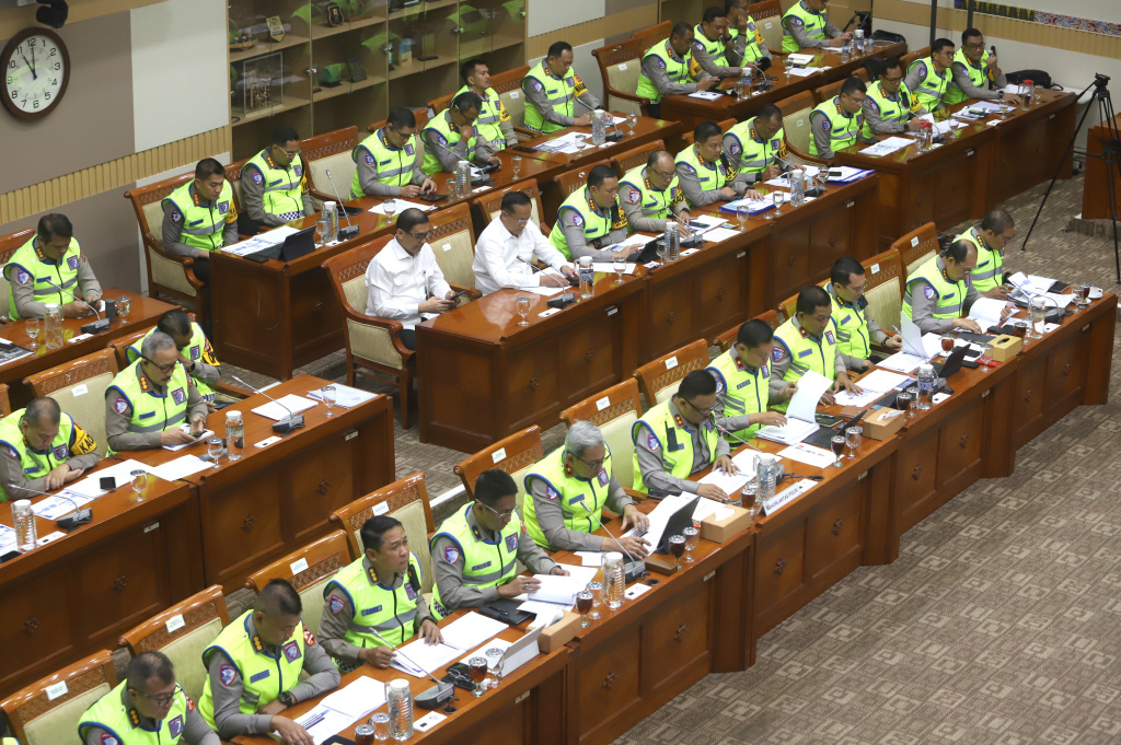 Komisi III DPR menggelar raker dengan Kakorlantas Polri Irjen Pol Agus Suryonugroho membahas persiapan pengaturan lalu lintas Nataru (Ashar/SinPo.id)