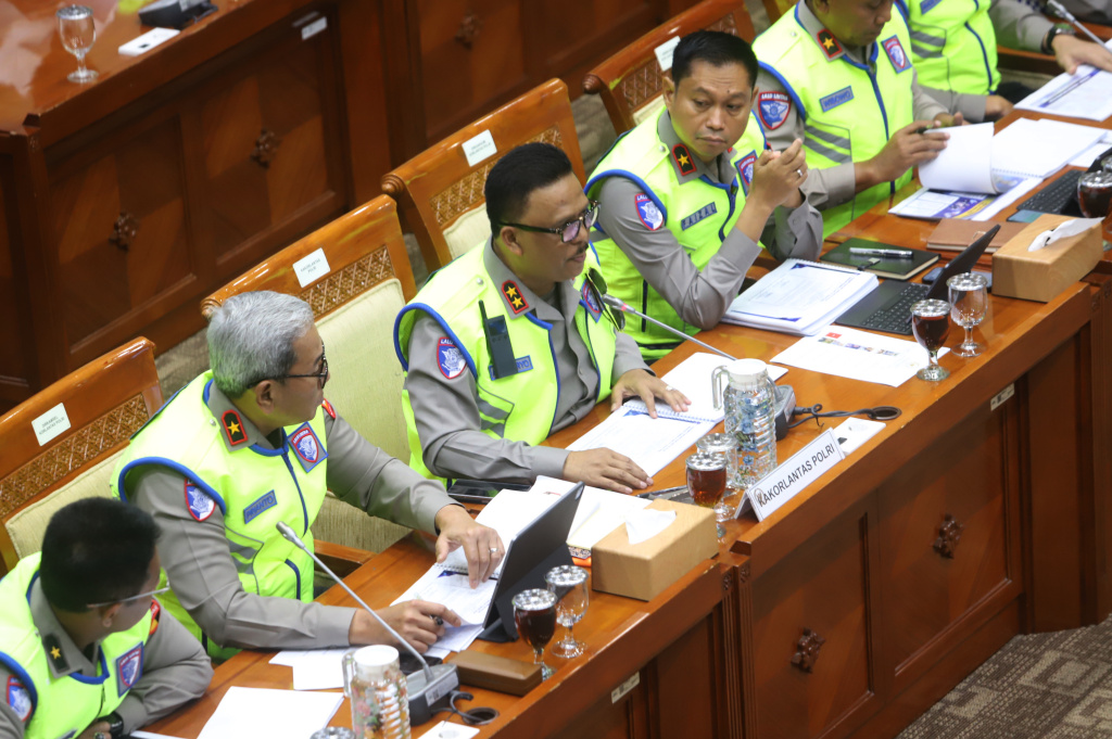 Komisi III DPR menggelar raker dengan Kakorlantas Polri Irjen Pol Agus Suryonugroho membahas persiapan pengaturan lalu lintas Nataru (Ashar/SinPo.id)