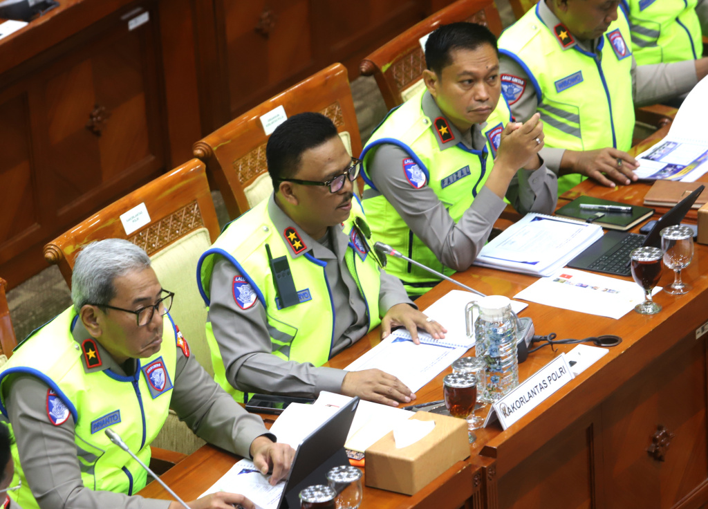 Komisi III DPR menggelar raker dengan Kakorlantas Polri Irjen Pol Agus Suryonugroho membahas persiapan pengaturan lalu lintas Nataru (Ashar/SinPo.id)