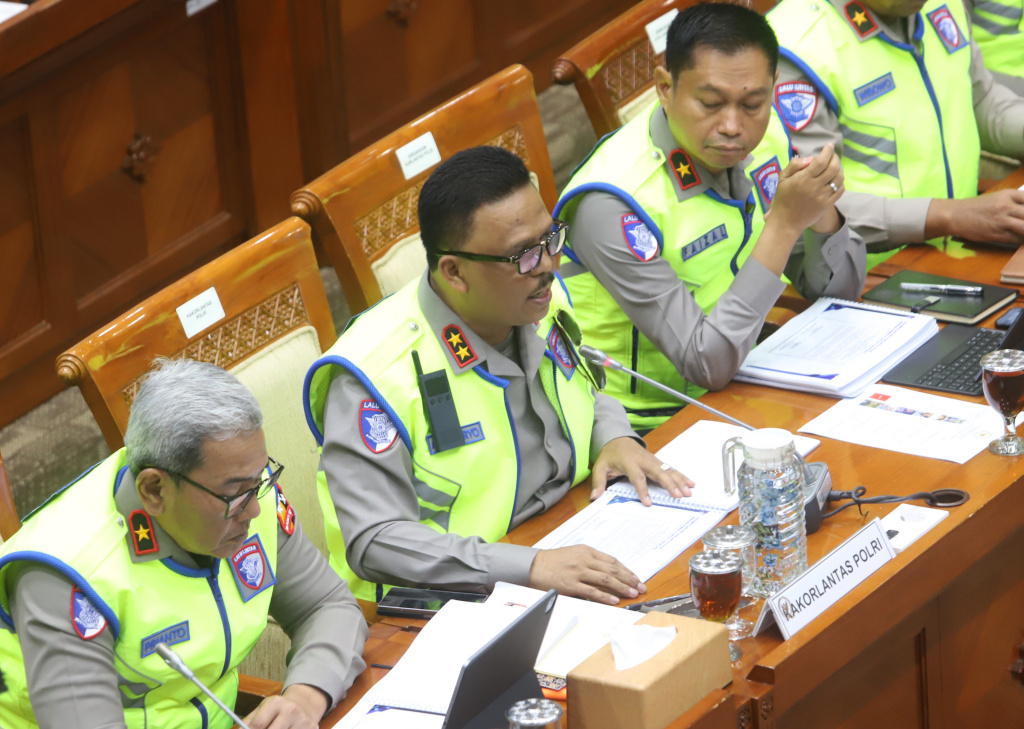 Komisi III DPR menggelar raker dengan Kakorlantas Polri Irjen Pol Agus Suryonugroho membahas persiapan pengaturan lalu lintas Nataru (Ashar/SinPo.id)