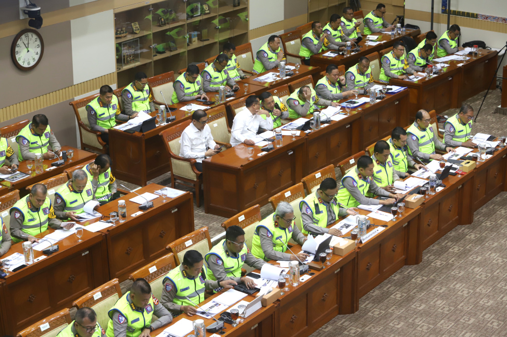 Komisi III DPR menggelar raker dengan Kakorlantas Polri Irjen Pol Agus Suryonugroho membahas persiapan pengaturan lalu lintas Nataru (Ashar/SinPo.id)