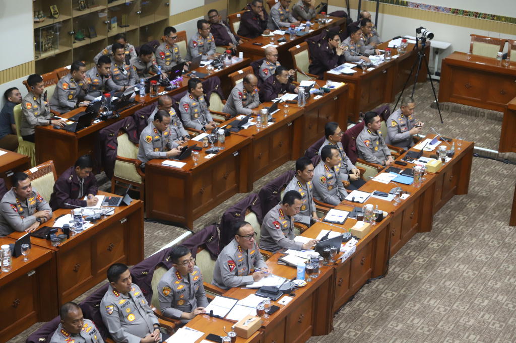 Komisi III gelar raker dengan Kapolri Jenderal Listyo Sigit Prabowo membahas rencana kerja 2026 (Ashar/SinPo.id)