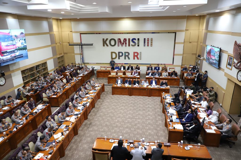 Komisi III gelar raker dengan Kapolri Jenderal Listyo Sigit Prabowo membahas rencana kerja 2026 (Ashar/SinPo.id)