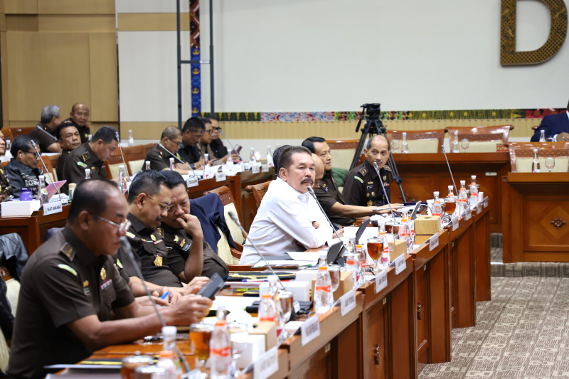 Komisi III DPR Gelar raker dengan Jaksa Agung ST Burhanuddin membahas program kerja dan kasus tom lembong (Ashar/SinPo.id)