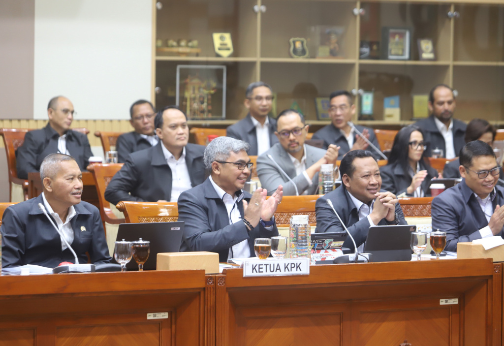 Komisi III gelar raker dengan KPK membahas rencana kinerja KPK 2026 (Ashar/SinPo.id)