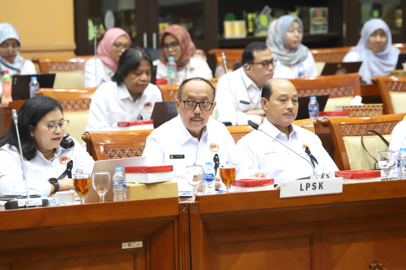 Komisi III DPR gelar raker dengan Ketua LPSK Achmadi membahas evaluasi kinerja TA 2023 dan Rencana Kinerja TA 2024 (Ashar/SinPo.id)