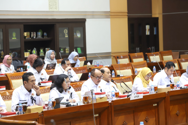 Komisi III DPR gelar raker dengan Ketua LPSK Achmadi membahas evaluasi kinerja TA 2023 dan Rencana Kinerja TA 2024 (Ashar/SinPo.id)