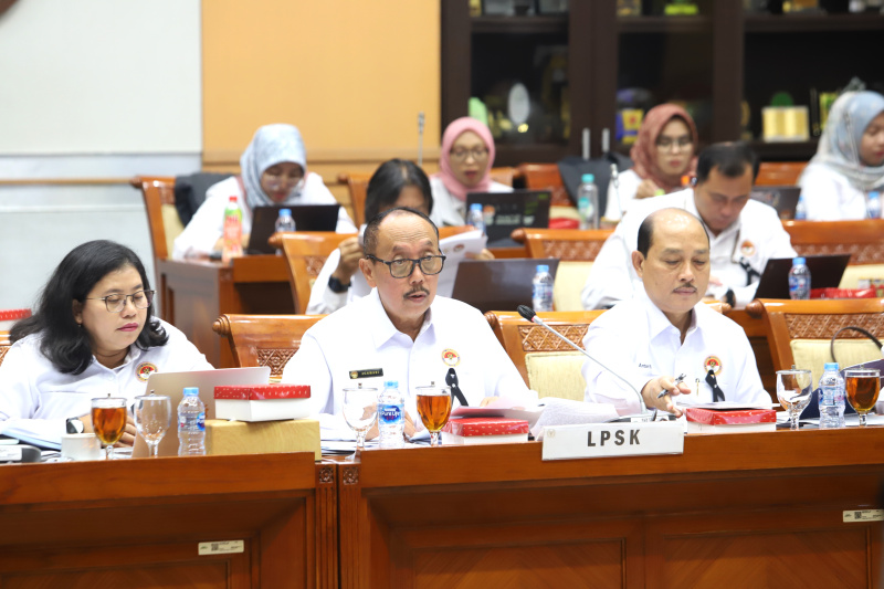 Komisi III DPR gelar raker dengan Ketua LPSK Achmadi membahas evaluasi kinerja TA 2023 dan Rencana Kinerja TA 2024 (Ashar/SinPo.id)