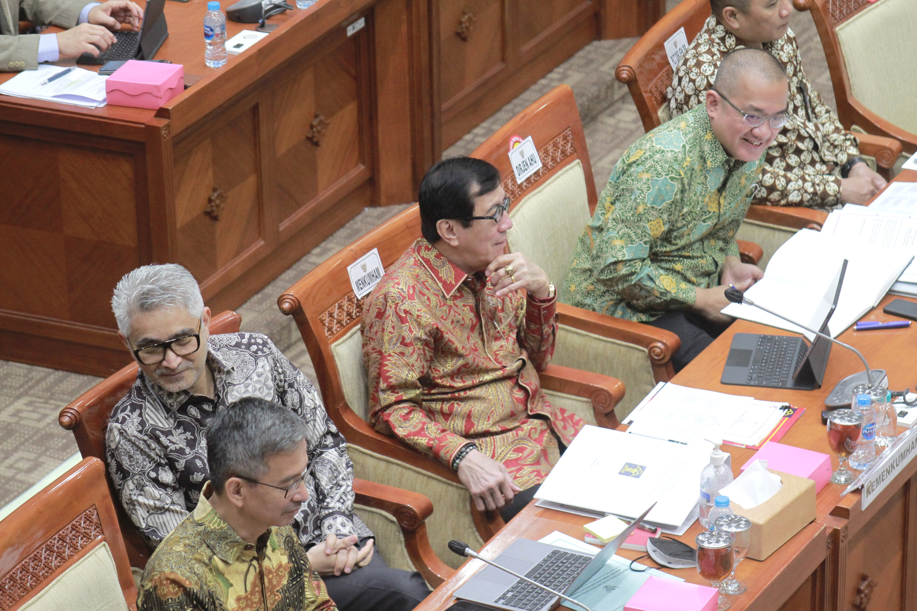 Komisi III DPR gelar Raker dengan Menkumham Yasonna Laoly membahas tentang RUU Pengesahan dan Perjanjian antara Pemerintah Republik Indonesia dan Pemerintah Singapura tentang  Ekstradisi Buronan (Ashar/SinPo.id)