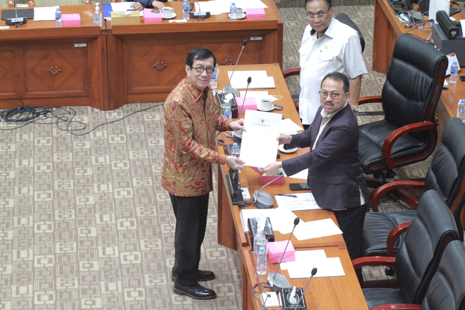 Komisi III DPR gelar Raker dengan Menkumham Yasonna Laoly membahas tentang RUU Pengesahan dan Perjanjian antara Pemerintah Republik Indonesia dan Pemerintah Singapura tentang  Ekstradisi Buronan (Ashar/SinPo.id)